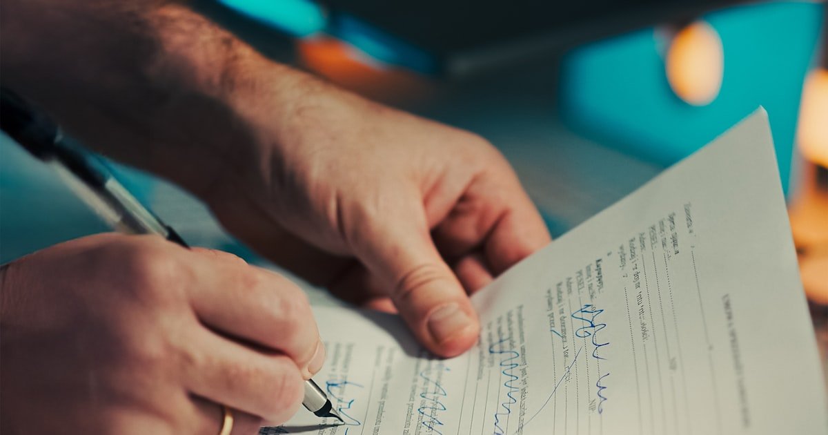 Immobilienmakler bei Vertragsunterzeichnung